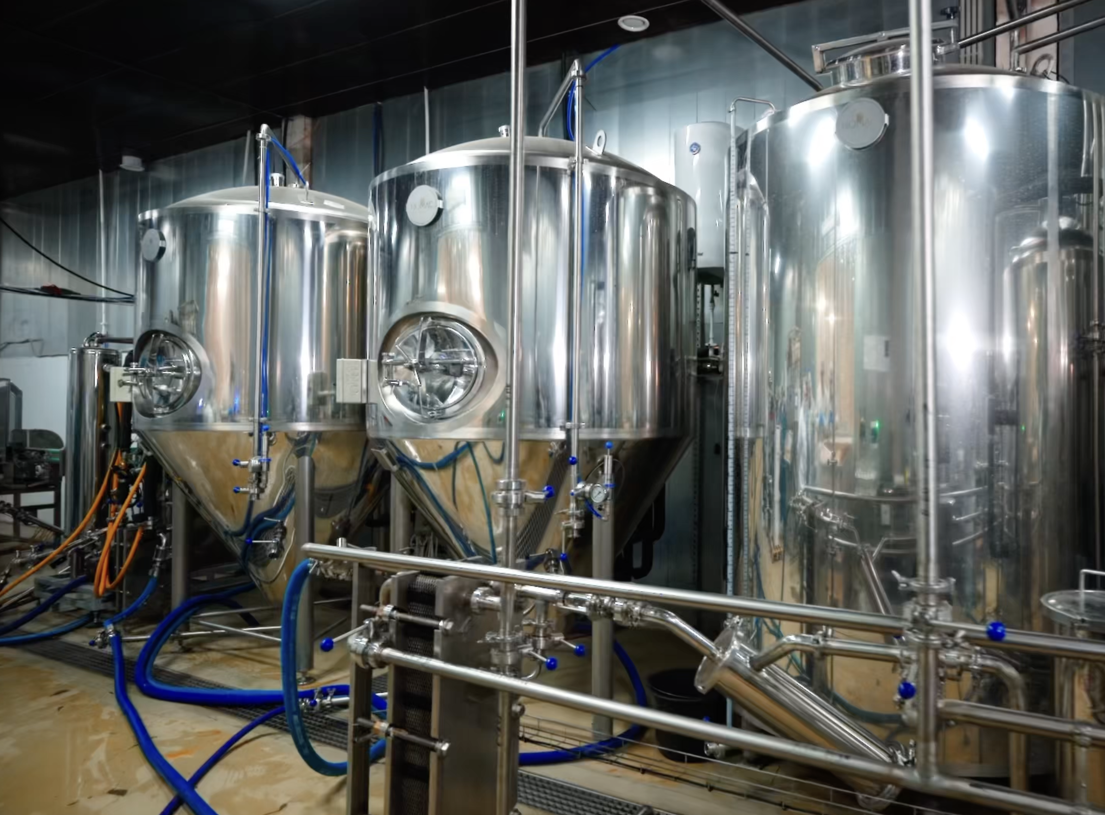 Производственный цех Drinksome Lab — ёмкости и линия